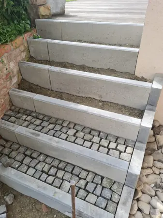 Treppenanlage mit Natursteinpflaster