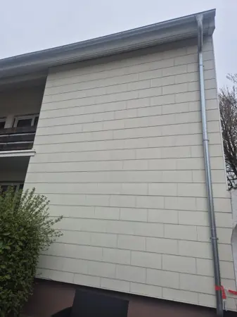 Fassadenverkleidung mit Fallrohr