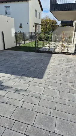 Gepflasterte Hof- und Einfahrtsfläche