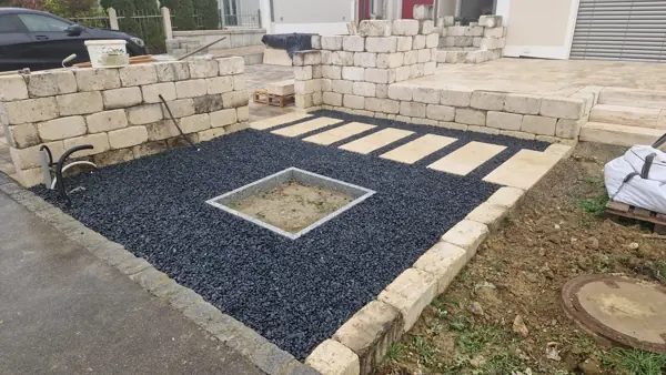 Kiesfläche mit Pflanzbeet und Trittplatten