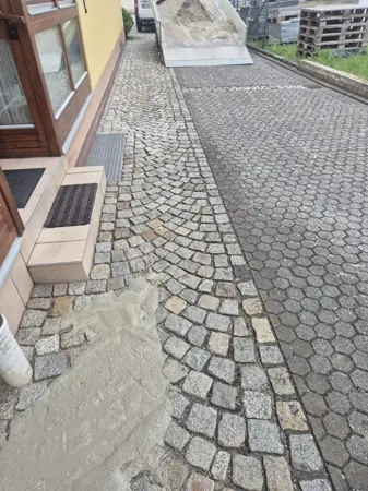 Natursteinpflaster an der Einfahrt