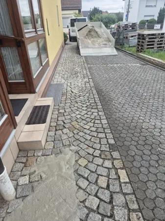Natursteinpflaster vor dem Hauseingang