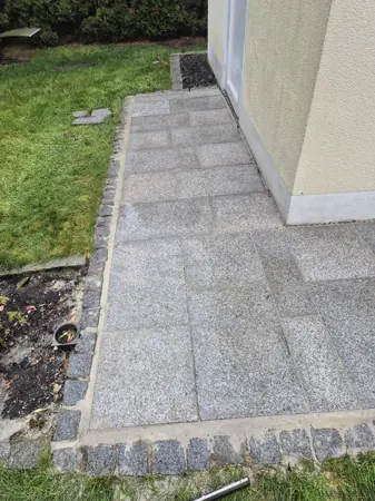 Hausweg mit Granitplatten und Randsteinen