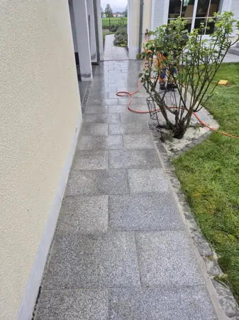 Gehweg um das Haus