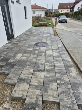 Pflasterfläche mit Kontrollschacht