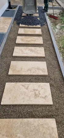 Trittplatten im Kiesbett